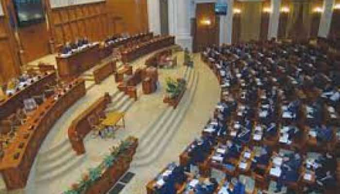 Comisiile de muncă şi buget-finanţe au votat pentru renunţarea la majorarea salariilor demnitarilor